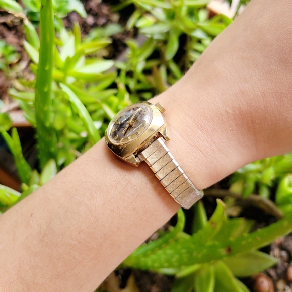 Vintage Timex Classic Gold Stretch Watch main image 7